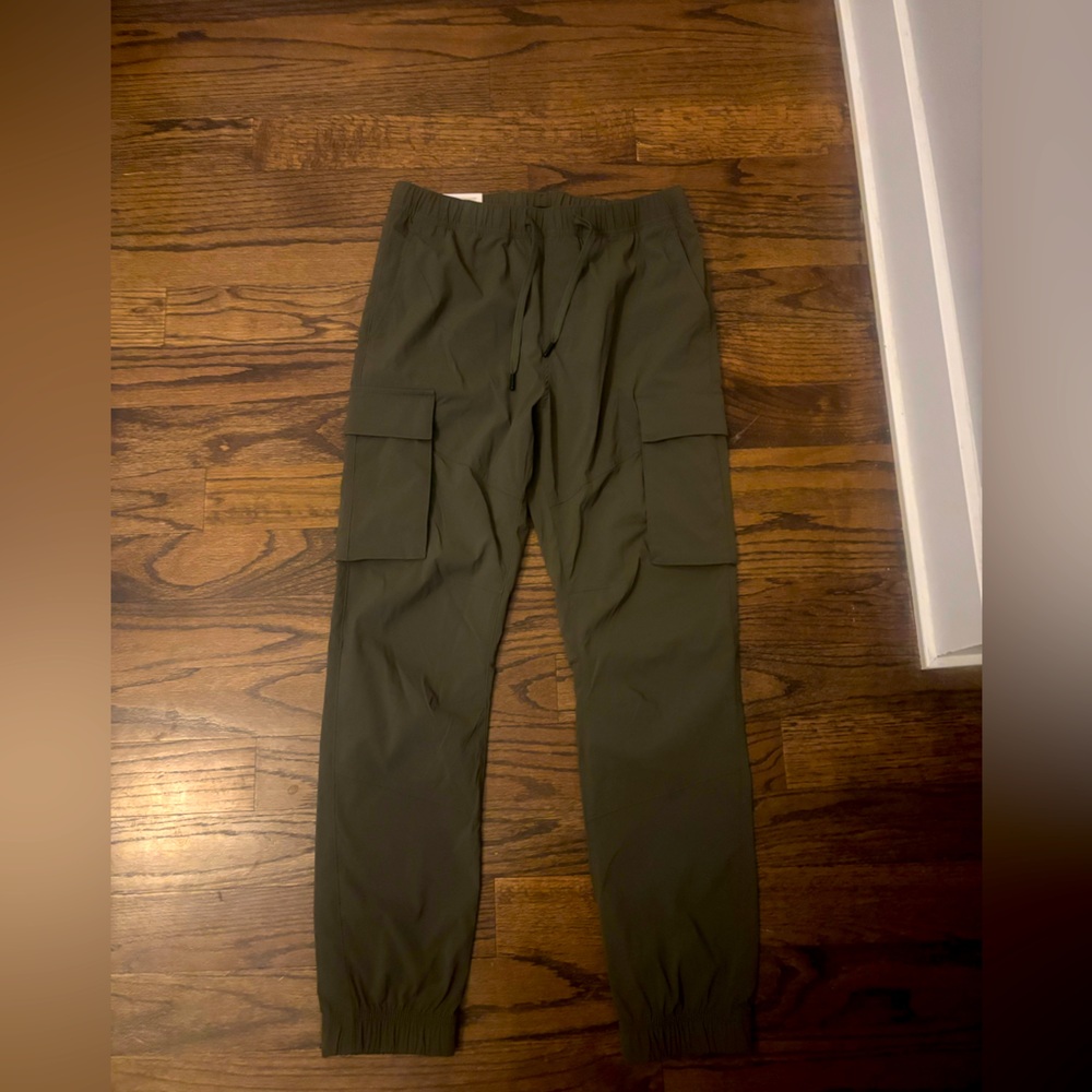 NWT- H&M Men’s Utility Pants in Army Green